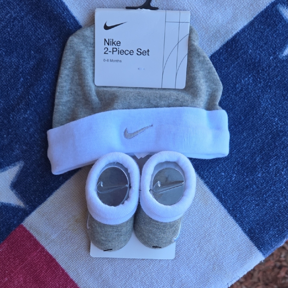 🧡Nike Infant Gray and White Hat and Booties Set